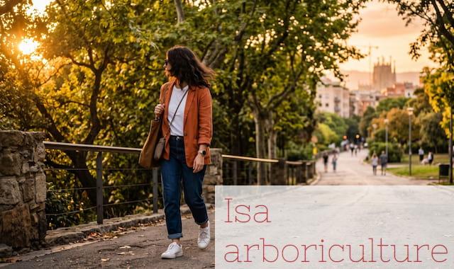 Paseo entre árboles para desconectar después del trabajo